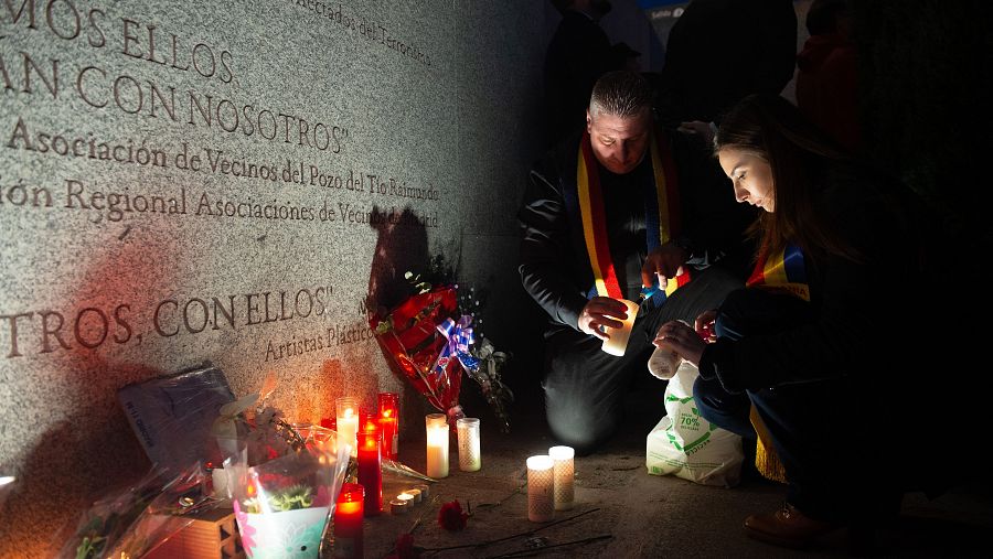 Varios ciudadanos encienden velas para recordar a las víctimas junto al monumento Peridis