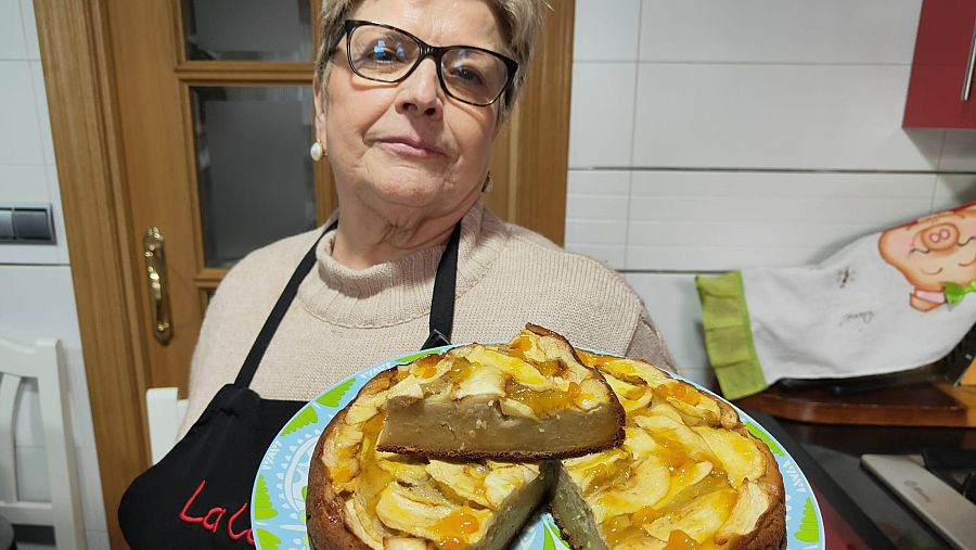 Adora con la tarta de manzana