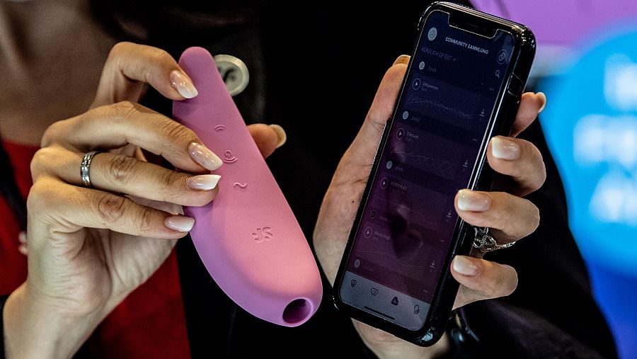 Xavifòrnia - Marta Pontnou: moltes felicitats, Satisfyer