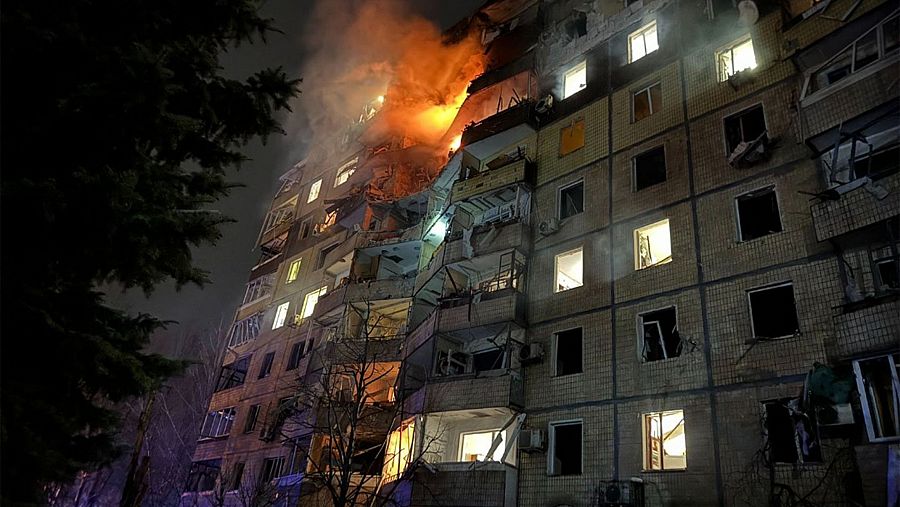 Vista de un edificio en llamas en Krivi Rig (Dnipropetrovsk) tras un ataque con misiles ruso el 12 de marzo de 2024.