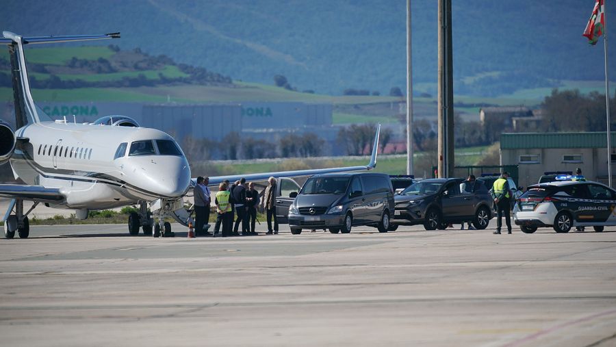 El rey emérito baja del avión en Vitoria antes de trasladarse a Sanxenxo para participar en una regata