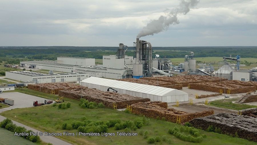 Planta de Ikea echa humo y con toneladas de madera alrededor de ella