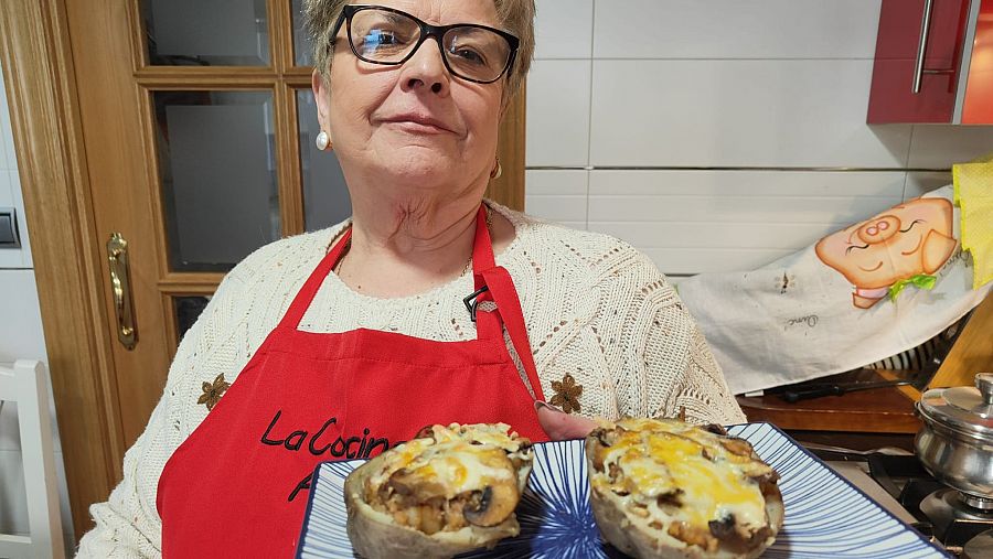 Adoración con el plato de patatas rellenas