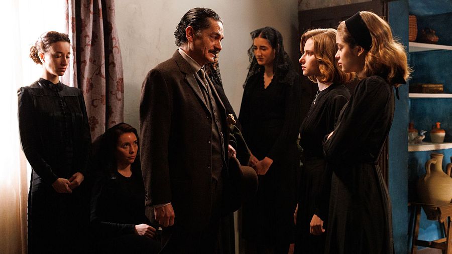 Matilde, Luisa y don Fermín en el velatorio de Rosario