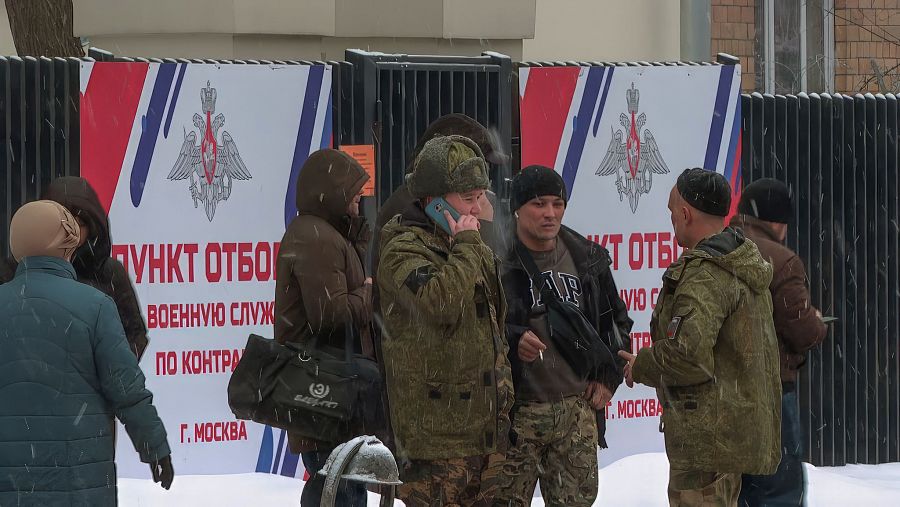 Militares voluntarios a las puertas de la oficina de reclutamiento / ALEXANDER ZHUKOVSKY