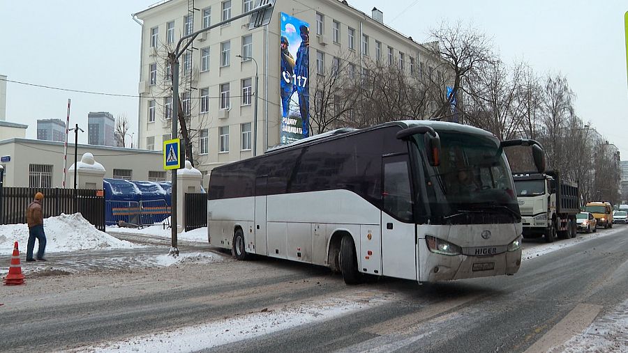 El autobús que lleva a los voluntarios al frente ucraniano / ALEXANDER ZHUKOVSKY