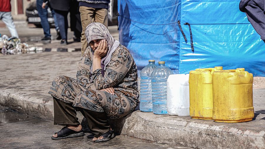 Una mujer palestina recoge agua en Ráfah, Gaza.