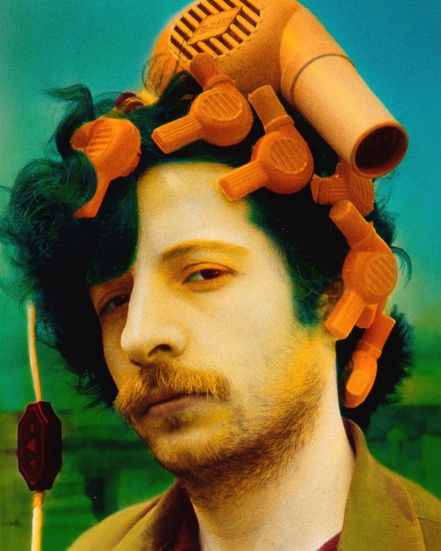 Javier Mariscal posando en 'La peluquería' (1979)