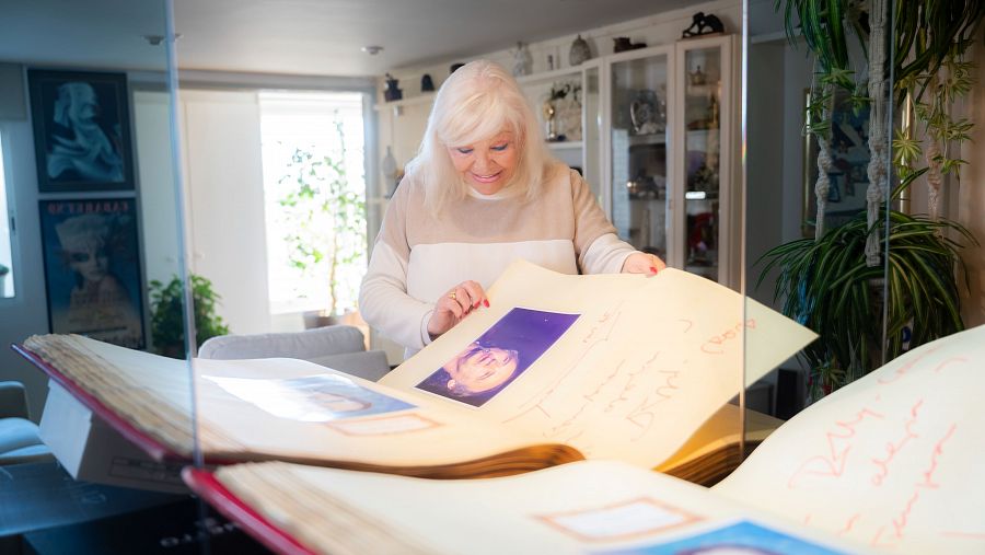 Dolly van Doll revisa fotografies i records al seu menjador de casa