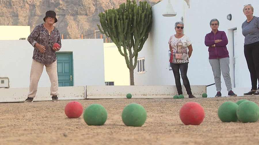 Mujeres jugando a la bola canaria