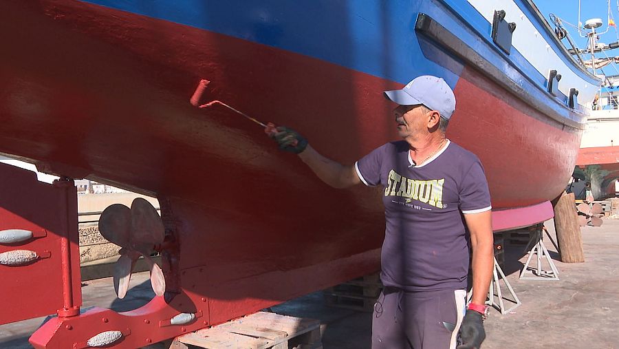 Tinono con barco. presidente de la cofradía denpescadores pintandonel barco