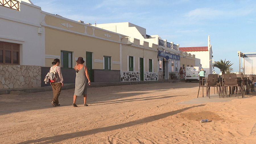 Benida en calle, caminando por la calle principal