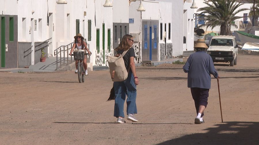 Calle principal de la Graciosa y turistas