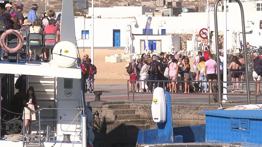 Turistas llegando al puerto barcaza
