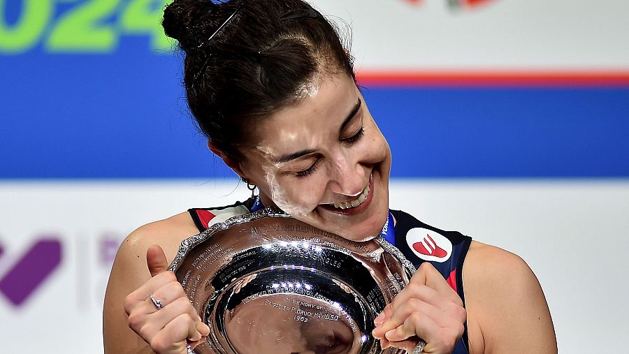 Carolina Marín posa con el trofeo del All England Open 2024