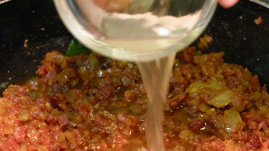 Incorporar el ajo, el laurel, un poco de harina, pimentón y caldo