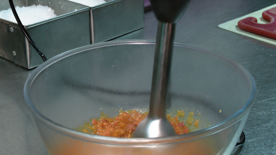 Batirlo todo para elaborar la salsa