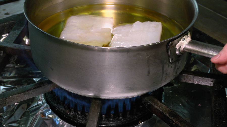 Freír el bacalao con un toque de aceite