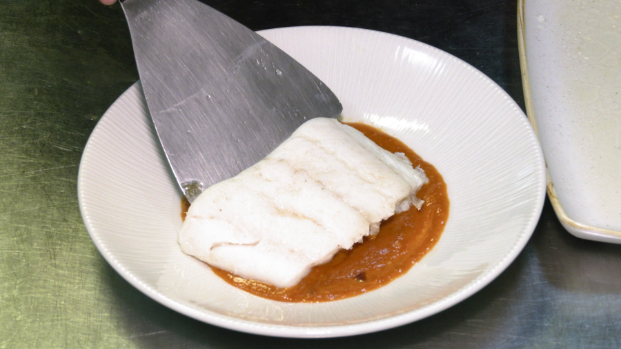 Emplatar el bacalao, echar la salsa por encima o como base y ¡listo para disfrutar!