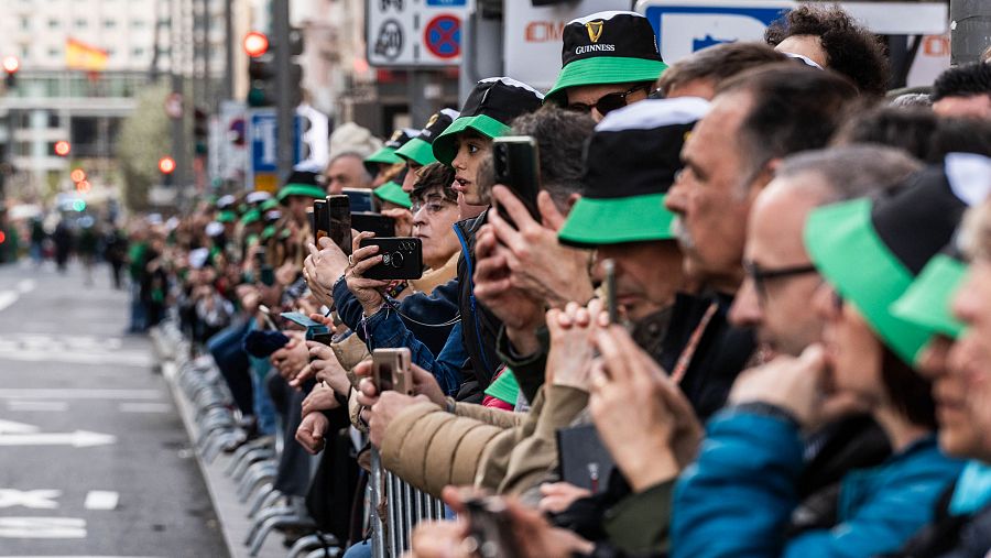 Numeroso público asistió al Desfile de San Patricio en la Gran Vía de Madrid.