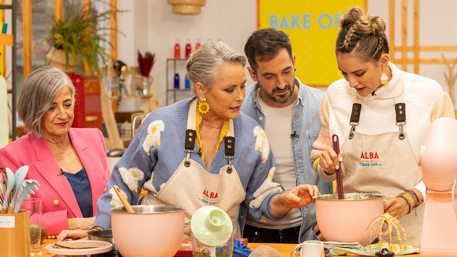 Imagen de Eva Arguiñano, Joseba Arguiñano y Alba Carrilo junto a su madre en 'Bake Off: Famosos al horno'