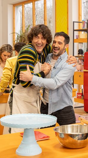 Imagen de Patxi Salinas junto a Joseba Arguiñano en 'Bake Off: Famosos al horno'