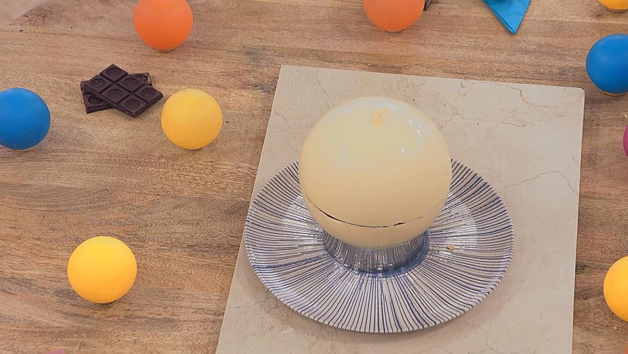 Imagen de la receta de esferas de chocolate con un delicioso relleno de 'Bake Off: Famosos al horno'