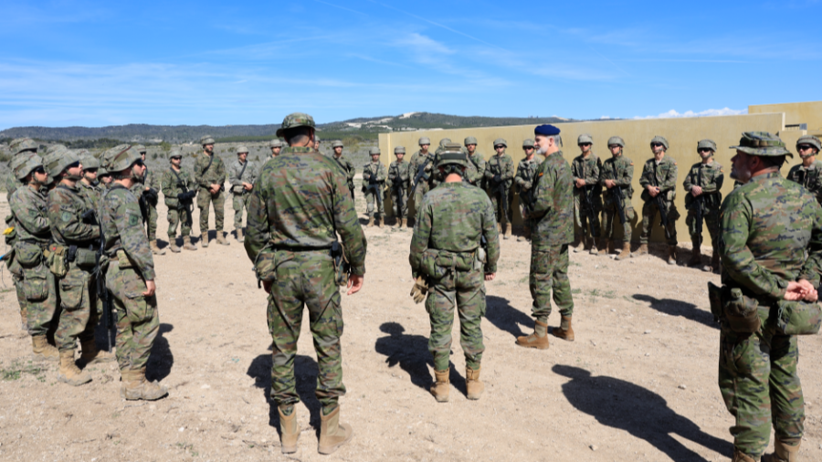 Felipe VI dando un discurso a los alumnos de la Academia de Zaragoza