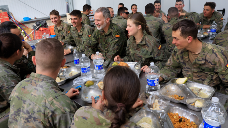 Felipe VI y la princesa de Asturias durante el almuerzo con el resto de los cadetes