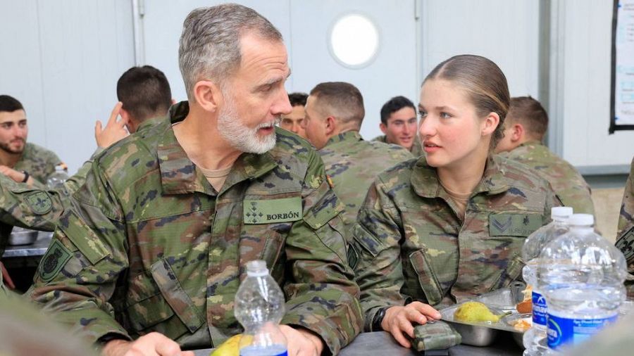 Felipe VI y la princesa de Asturias durante el almuerzo con el resto de los cadetes