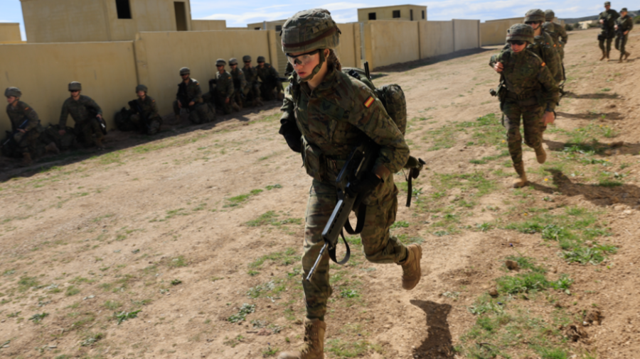 La princesa Leonor corriendo hacia un helicóptero como parte del ejercicio táctico