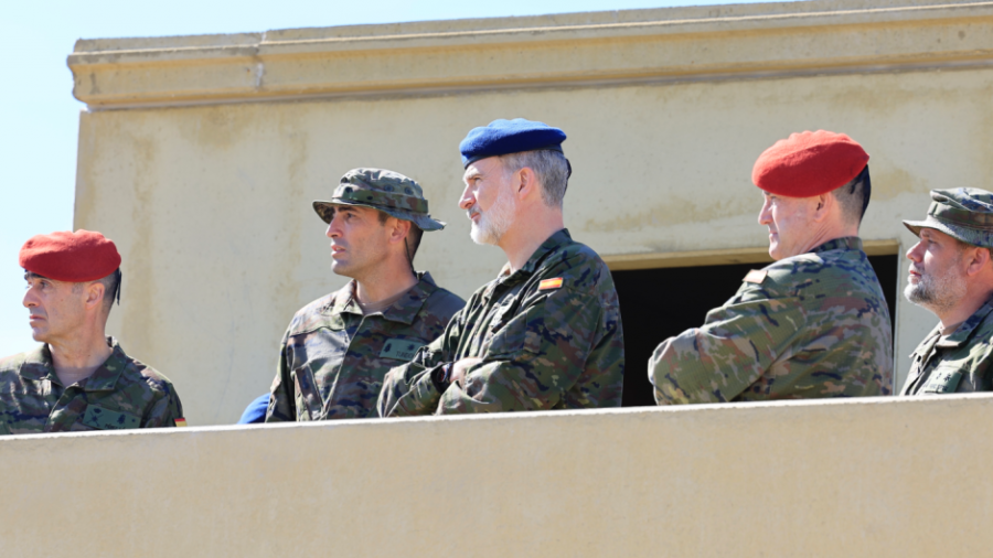 Felipe VI observando el ejercicio táctico del alumnado de Zaragoza