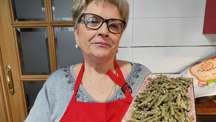 Adoración con el plato de espárragos verdes