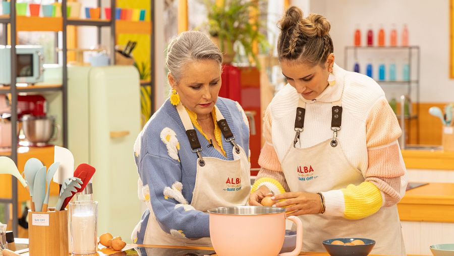 Imagen de Alba Carrillo junto a su madre en 'Bake Off: Famosos al horno'