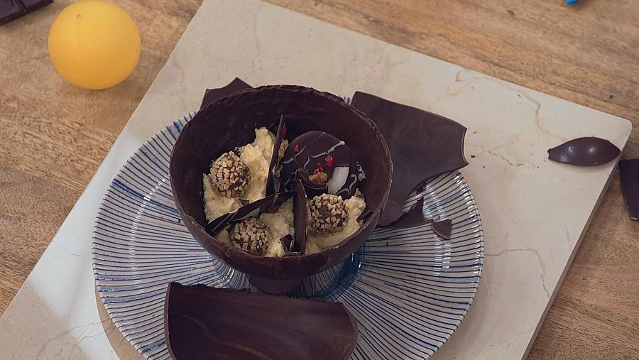 Imagen de la receta de la esfera de chocolate negro rellena de mousse de Blas Cantó en 'Bake Off: Famosos al horno'