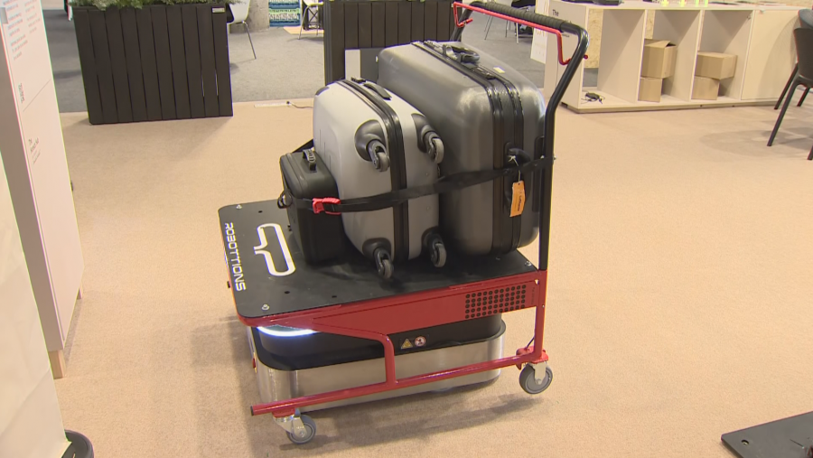 Robot que permite transportar maletas en un hotel