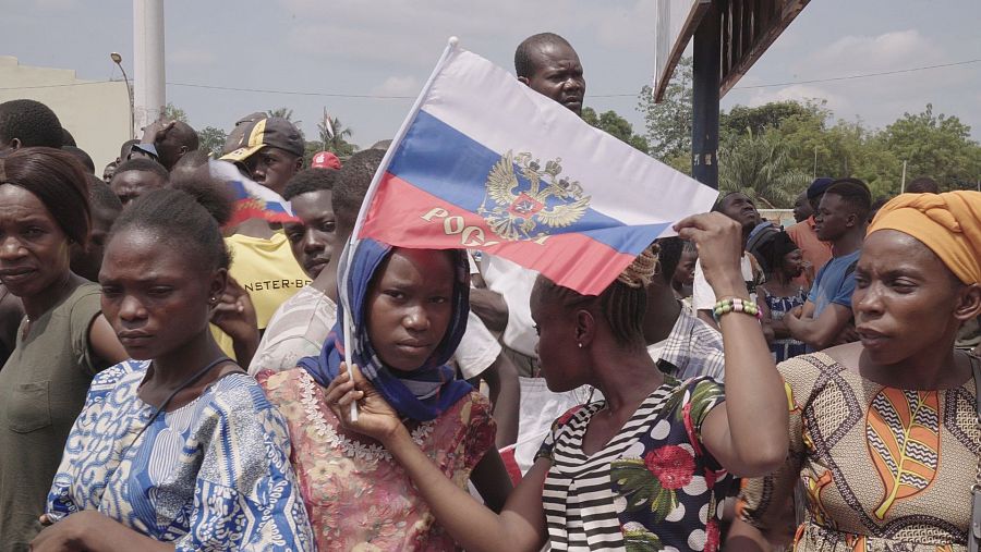 Tres mujeres centroafricanas con una bandera de Rusia