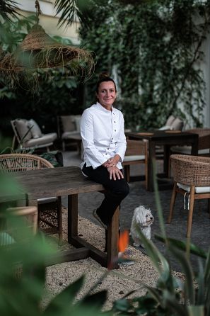 Begoña posando en su restaurante.