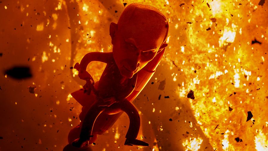 El ninot del presidente ruso, Vladímir Putin, es consumido por el fuego durante la cremà