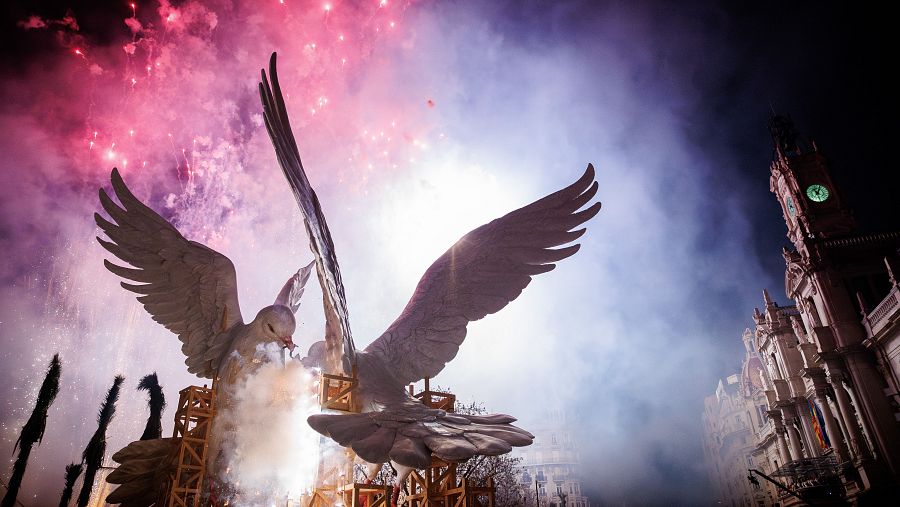 La falla municipal es consumida por el fuego durante la cremà este martes