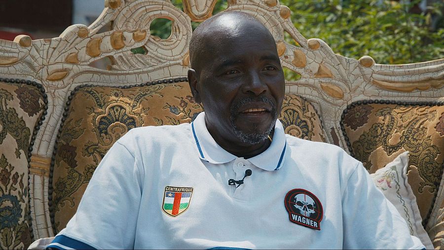 Hombre negro sentado en sillón