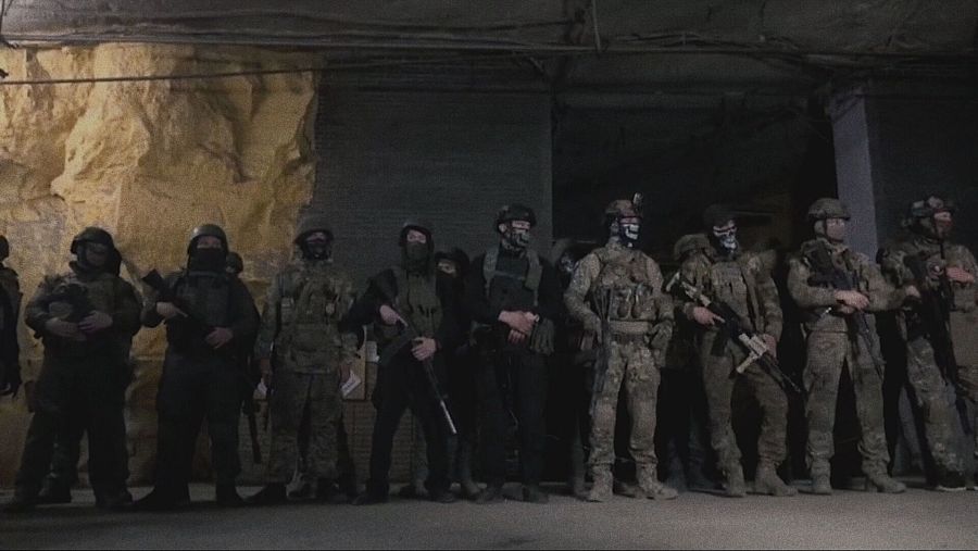 Hombres vestidos de soldado con armas.