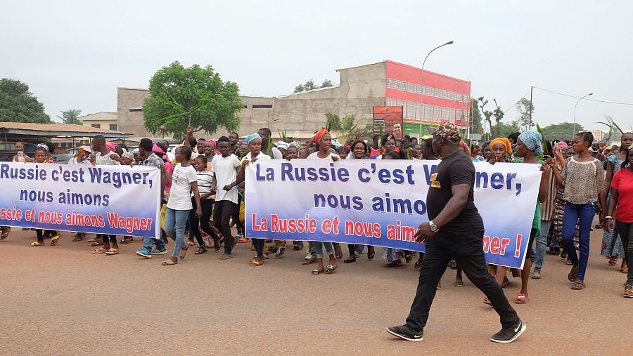 Manifestación de personas negras con pancartas a favor de Rusia y Wagner.
