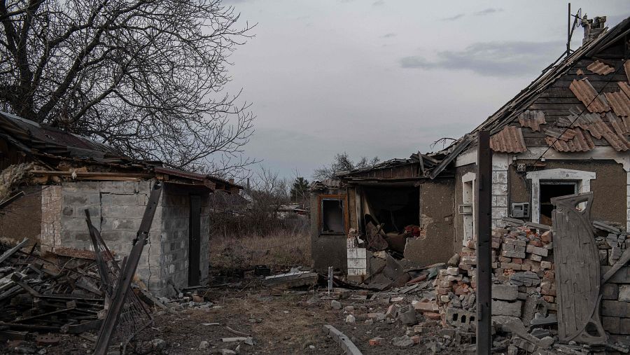 Vista de una casa recientemente dañada por un cohete en Donetsk.