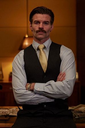 Daniel Gilles es Charlie Tate