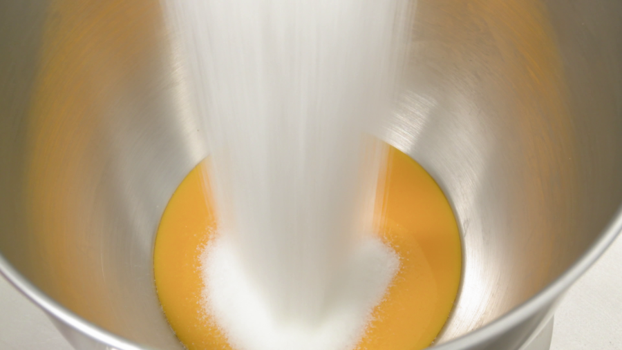 Mezclar la yema de huevo con el azúcar hasta obtener una crema