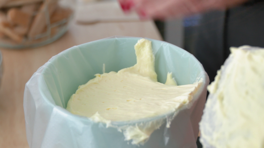 Poner la crema de mascarpone en una manga pastelera