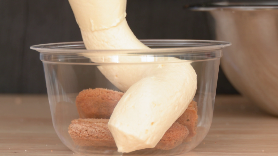 Poner los bizcochos ya empapados de base en cada vasito y añadir la crema de mascarpone