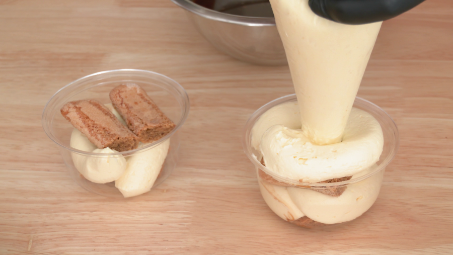 Repetir el proceso un par de veces o las que quepan en cada vaso