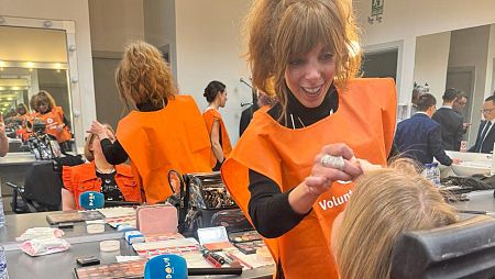 La reportera Cañera, Cristina, maquillándose